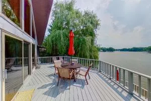 The 711 Lake House - Gobles