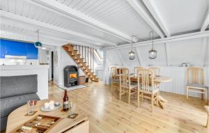 Cozy Home In Hvide Sande