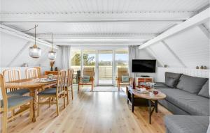 Cozy Home In Hvide Sande