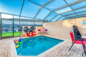 Magical Getaway Close to Disney! Pool, Gym, & WiFi