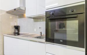 2 Bedroom Cozy Apartment In Pula