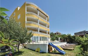 Two-Bedroom Apartment Zrnovnica With Sea View 06