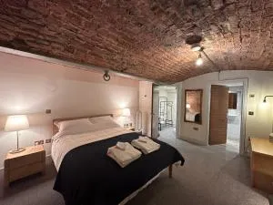 The Engine House at Dixons Chimney near Carlisle Castle unique historic apartment with 65 inch Sky Glass and private parking - Belle Vue