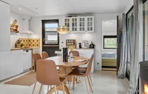 3 Bedroom Cozy Home In Vinderup