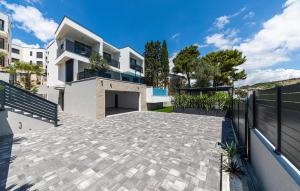 Beautiful Home In Okrug Gornji 