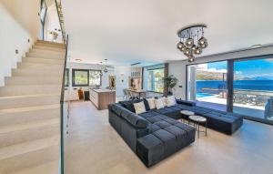 Beautiful Home In Okrug Gornji 