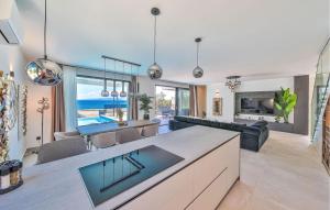 Beautiful Home In Okrug Gornji