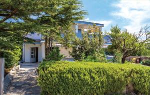 2 Bedroom Nice Apartment In Rab