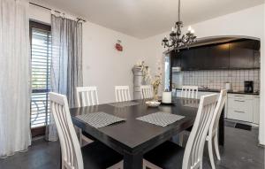 2 Bedroom Nice Apartment In Rab 