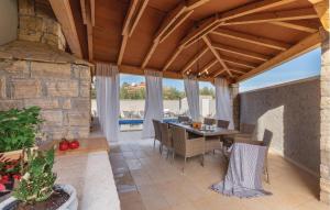 4 Bedroom Cozy Home In Mihatovici 