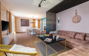 4 Bedroom Cozy Home In Mihatovici 