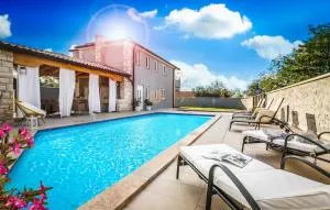 4 Bedroom Cozy Home In Mihatovici - Rošini