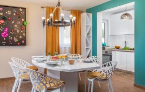 4 Bedroom Cozy Home In Mihatovici