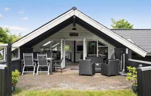Awesome Home In Skjern With Wifi