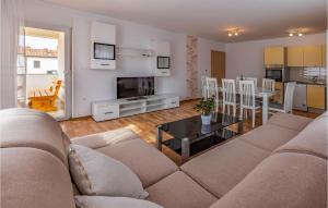 3 Bedroom Beautiful Apartment In Medulin 