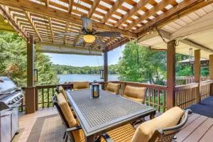 Lakefront Blairsville House with Game Room and Hot Tub - بليرسفيل
