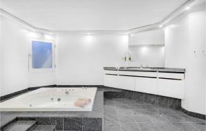 6 Bedroom Gorgeous Home In Gilleleje