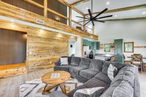 Family Tradition Glenwood Cabin with River Access!