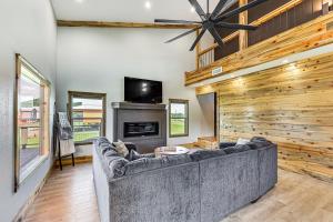 Family Tradition Glenwood Cabin with River Access!