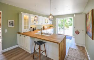 6 Bedroom Beautiful Home In Anholt