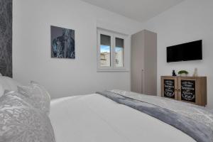 Apartments by the sea Tucepi, Makarska - 23256