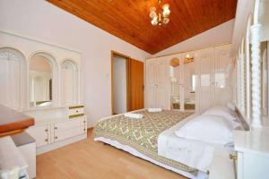 Holiday house with a parking space Kastel Stafilic, Kastela - 23408