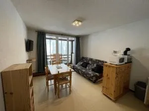 Appartement T2 cabine avec balcon, face aux pistes, exposé sud, commerces à proximité - FR-1-787-29 - Le Claux