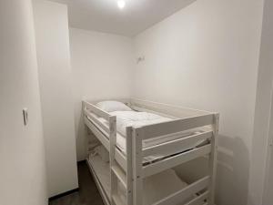 Appartement T2 cabine avec balcon, face aux pistes, exposé sud, commerces à proximité - FR-1-787-29