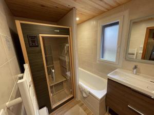 Chalets Chalet T4 ensoleille avec jardin, proche commerces & pistes, navette gratuite, equipement complet - FR-1-787-38 : Chalet