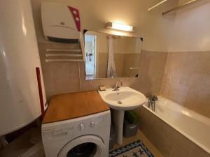 Appartements Appartement T2 ideal famille, proche commerces et pistes, lave-vaisselle, lave-linge, TV LCD/DVD - FR-1-787-34 : photos des chambres