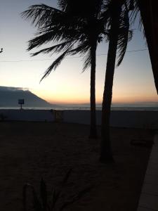 Pé na areia, casa na praia de frente para o mar