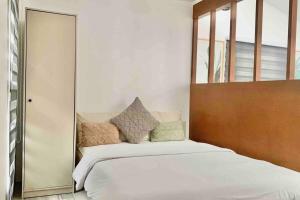 Romantic Cabin Retreat with Garden View and Free Parking