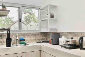 Romantic Cabin Retreat with Garden View and Free Parking