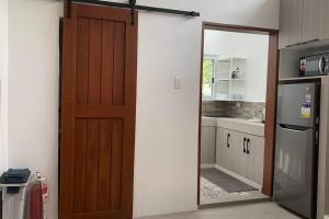 Romantic Cabin Retreat with Garden View and Free Parking