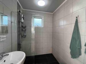 Romantic Cabin Retreat with Garden View and Free Parking