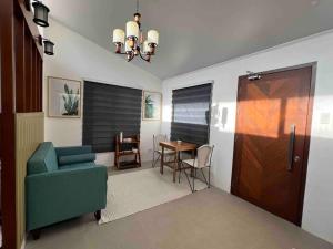 Romantic Cabin Retreat with Garden View and Free Parking