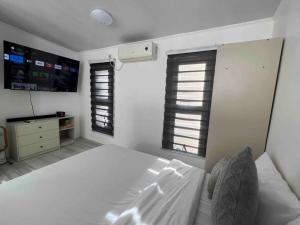 Romantic Cabin Retreat with Garden View and Free Parking