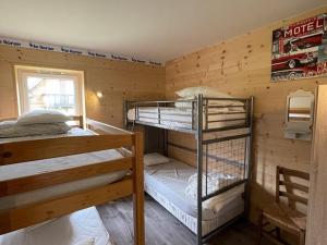 **Appartement T3 avec Terrasse, Parking et Proche Pistes** - FR-1-787-48