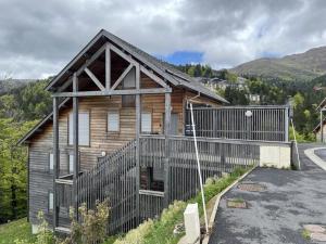 **Appartement T3 avec Terrasse, Parking et Proche Pistes** - FR-1-787-48