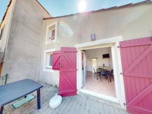 Maisons de vacances Charmante Maison avec Piscine, Tennis et Terrasse Privative - 4 Couchages, 10 min Plage - FR-1-785-4 : photos des chambres