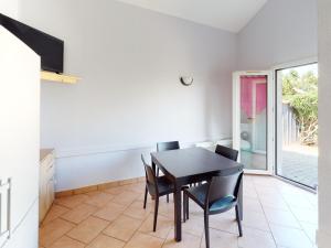 Maisons de vacances Charmante Maison avec Piscine, Tennis et Terrasse Privative - 4 Couchages, 10 min Plage - FR-1-785-4 : photos des chambres