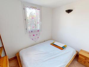 Maisons de vacances Charmante Maison avec Piscine, Tennis et Terrasse Privative - 4 Couchages, 10 min Plage - FR-1-785-4 : photos des chambres