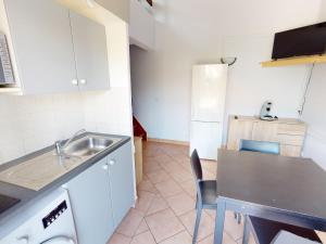 Maisons de vacances Charmante Maison avec Piscine, Tennis et Terrasse Privative - 4 Couchages, 10 min Plage - FR-1-785-4 : Maison de Vacances