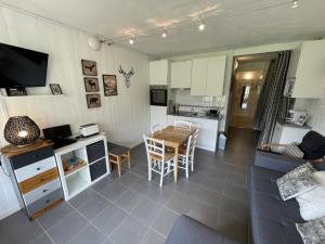 Appartements Studio en centre station avec balcon, WiFi - FR-1-787-71 : photos des chambres