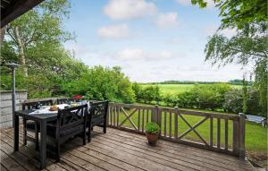 Beautiful Home In Løgstrup With Wifi