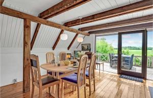Beautiful Home In Løgstrup With Wifi