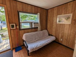 Tiny Wood Cottage 17