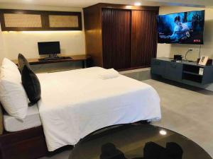 Cozy Suite with Private Bathtub, Kitchen & Parking