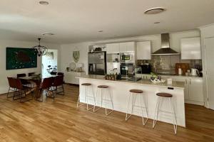 3 Bed Modern Home, Spacious Oasis & Pool