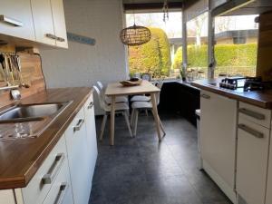 70 qm grosser gepflegter, ruhiger Bungalow, Strandnah mit großen, uneinsehbaren Garten, Terrassenüberdachung